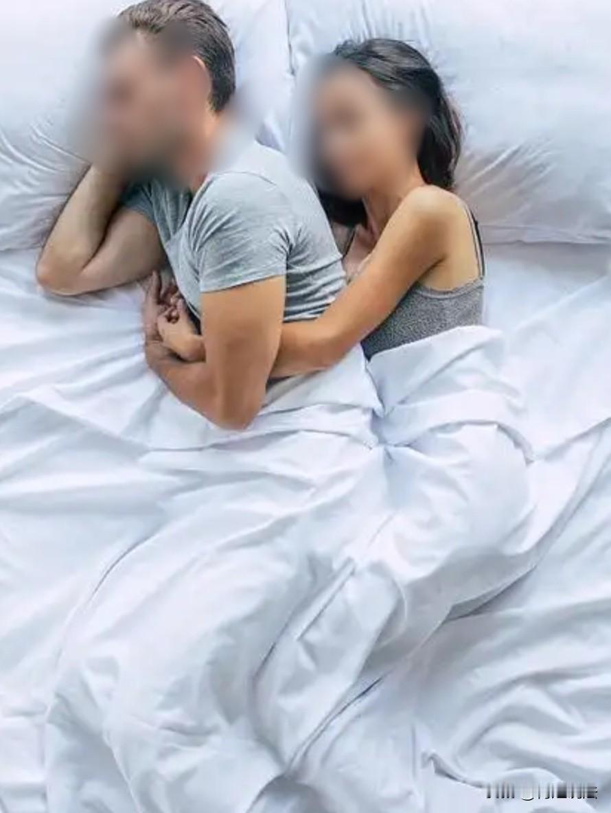 山西，一男子深夜寂寞，就找他的异性朋友见面，俩人聊着聊着就睡了，当然男子很大方，