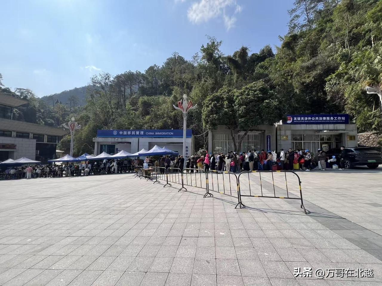 来越南上班，早已不算新鲜事。
大年初四到初十，友谊关出境处每天都人山人海。春节前