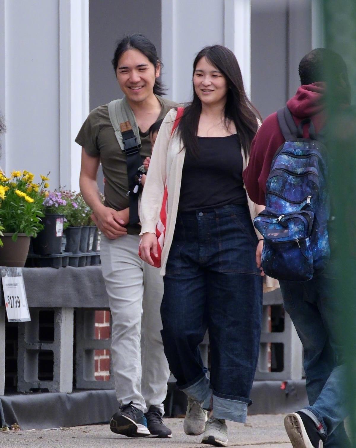 《纽约邮报》独家拍摄报道的日本公主真子（Mako Komuro）与丈夫小室圭带着