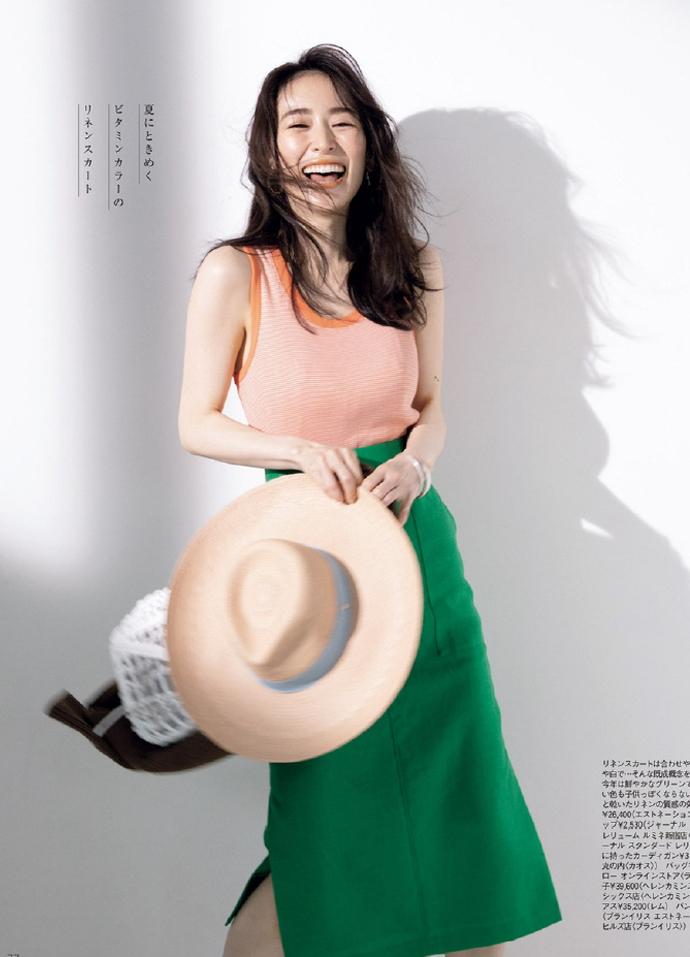 盛夏穿背心，单穿或外加披肩，都非常洋气高级！

2023年夏天流行了一种新单品，