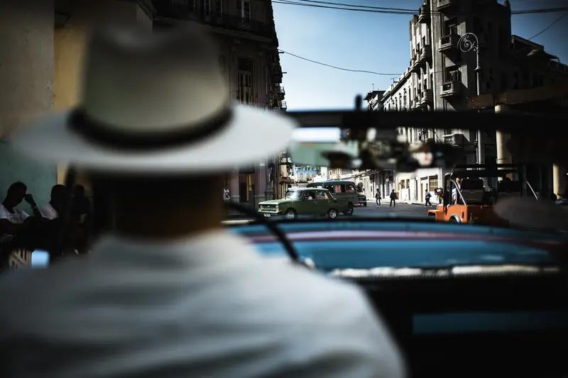 冷战时期，古巴追随苏联是形势所迫。二战后，民主解放成潮流，古巴革命后，象征进步的