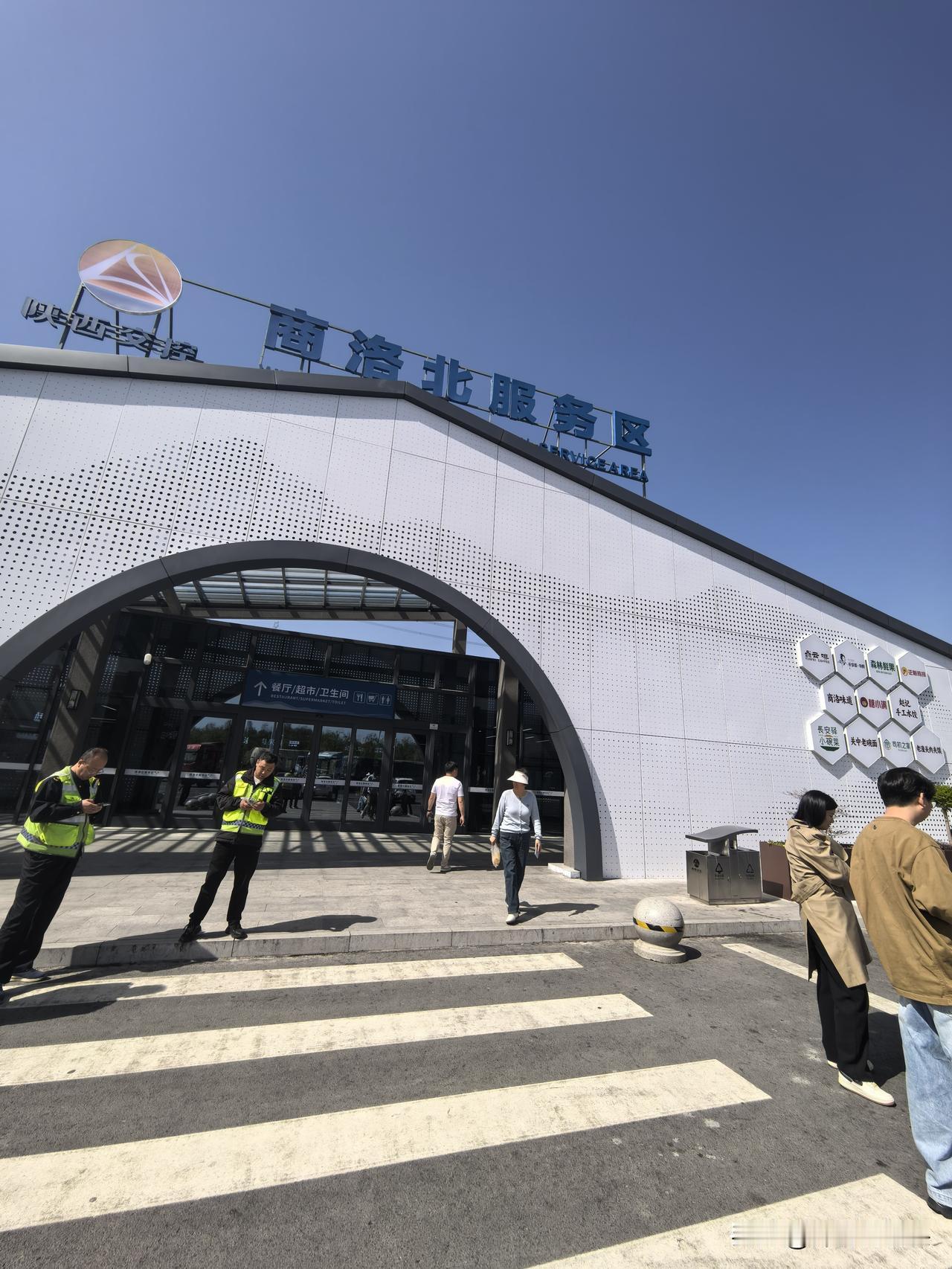 分享一张最近随手拍的照片途经商洛北服务区，商洛的山水果然很清秀，有楚地风格。商洛