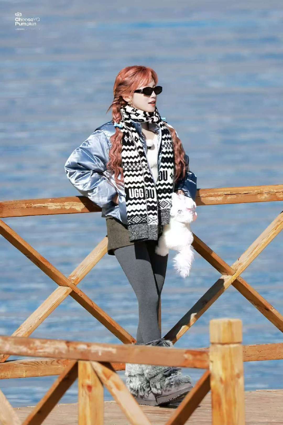 宋雨琦今天奔跑吧路透，双麻花辫造型背着猫咪包！