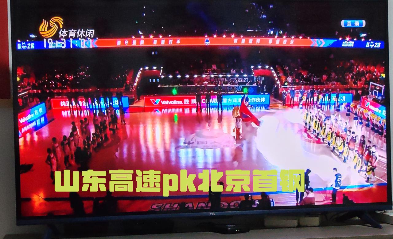 半场战罢，山东高速男篮以37：55落后北京首钢男篮18分。
鲁京之战鸣锣开战，谁