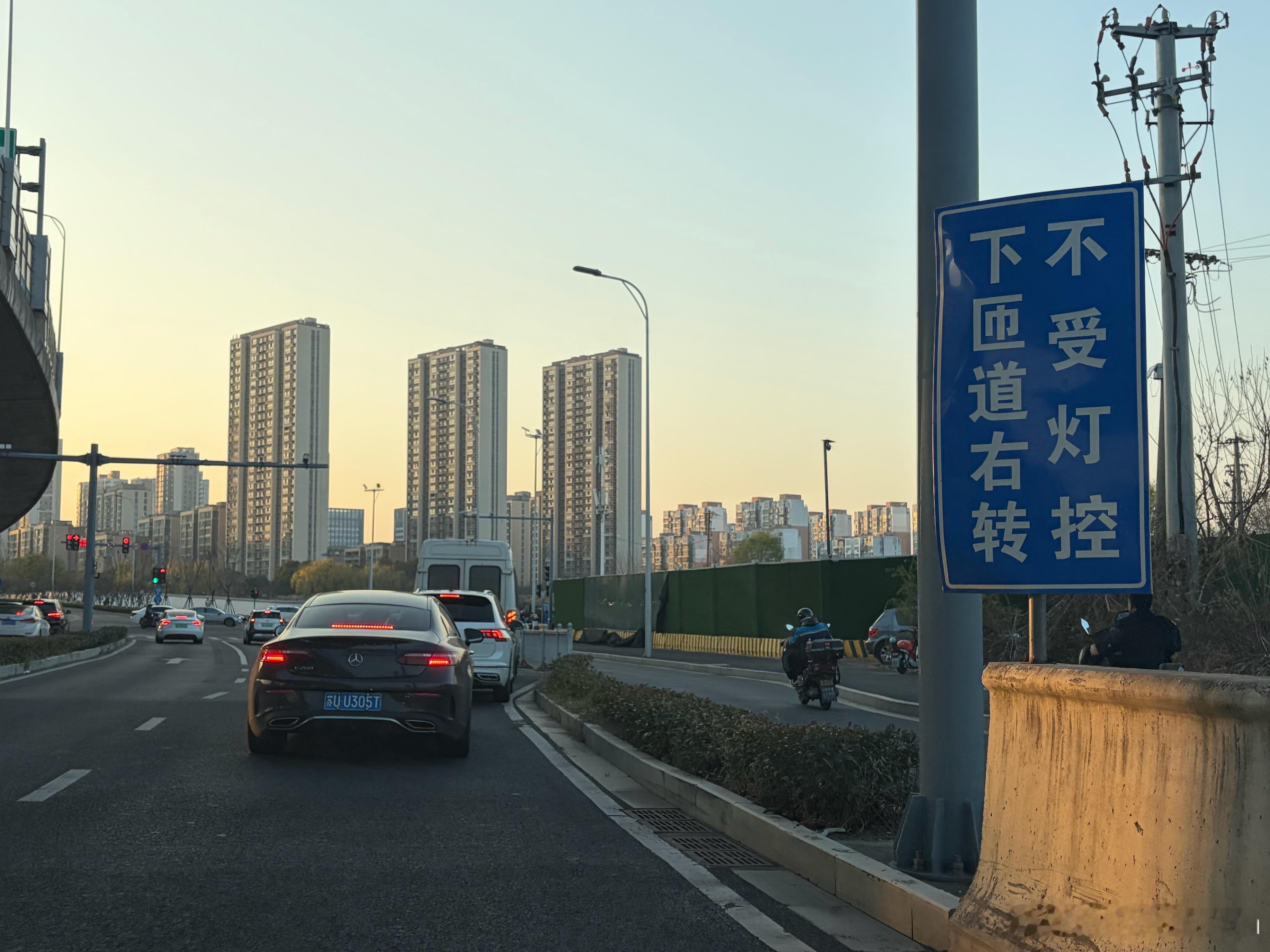 感觉，这种路口的右转，很大概率都能遇上第一辆车在等红灯