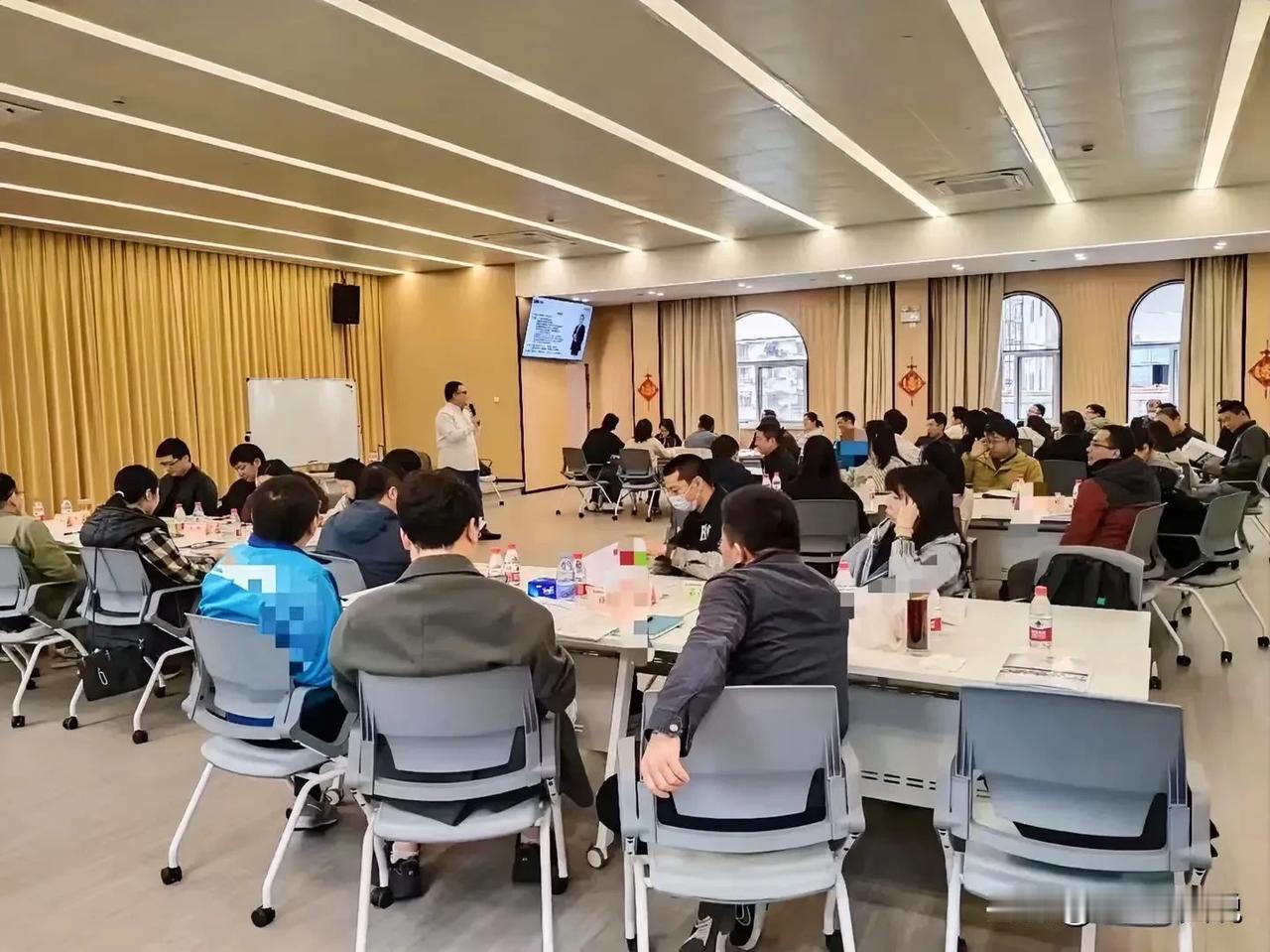 已经离职有两个月的同事发微信问：是不是可以给他再开个离职证明，在供职时间上把这两