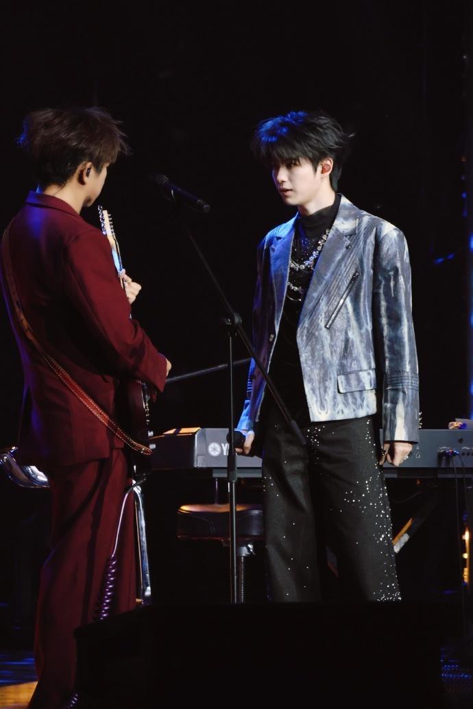 黄誉博胡海泉是真从小唱到大 10岁黄誉博遇胡海泉开启音乐之旅，多年后同台演唱，跨