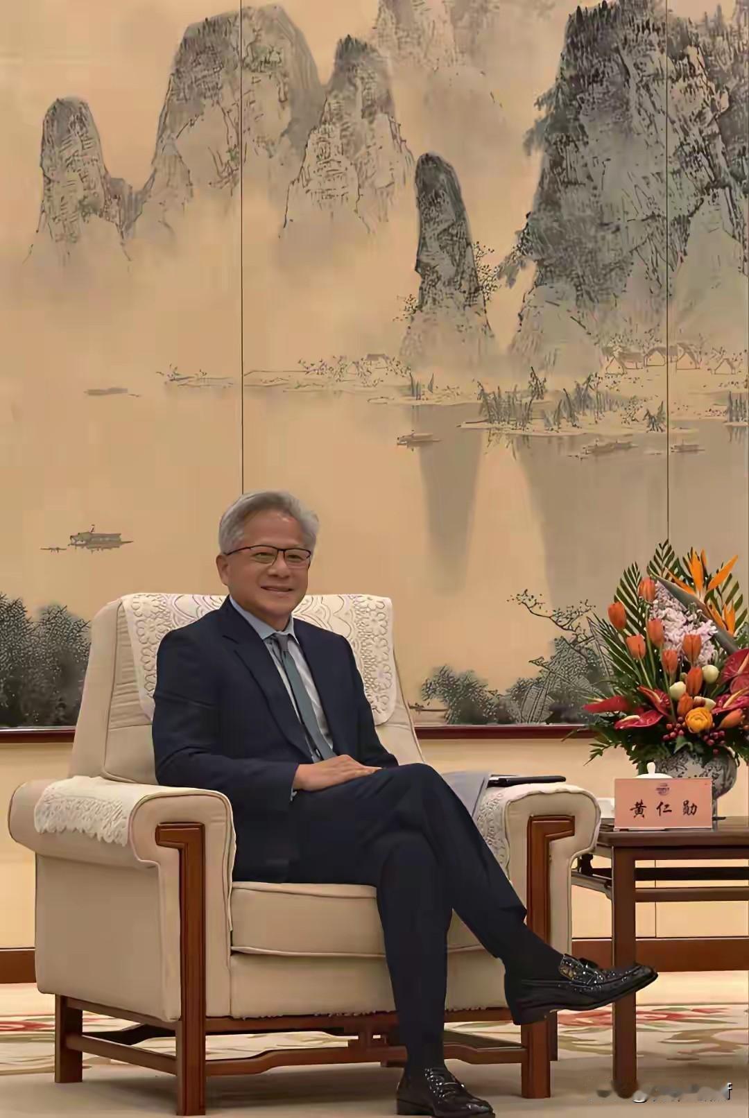 真正的大佬，从不显山露水。黄仁勋身价千亿，却全无架子。这次随行，他默默走在最后，