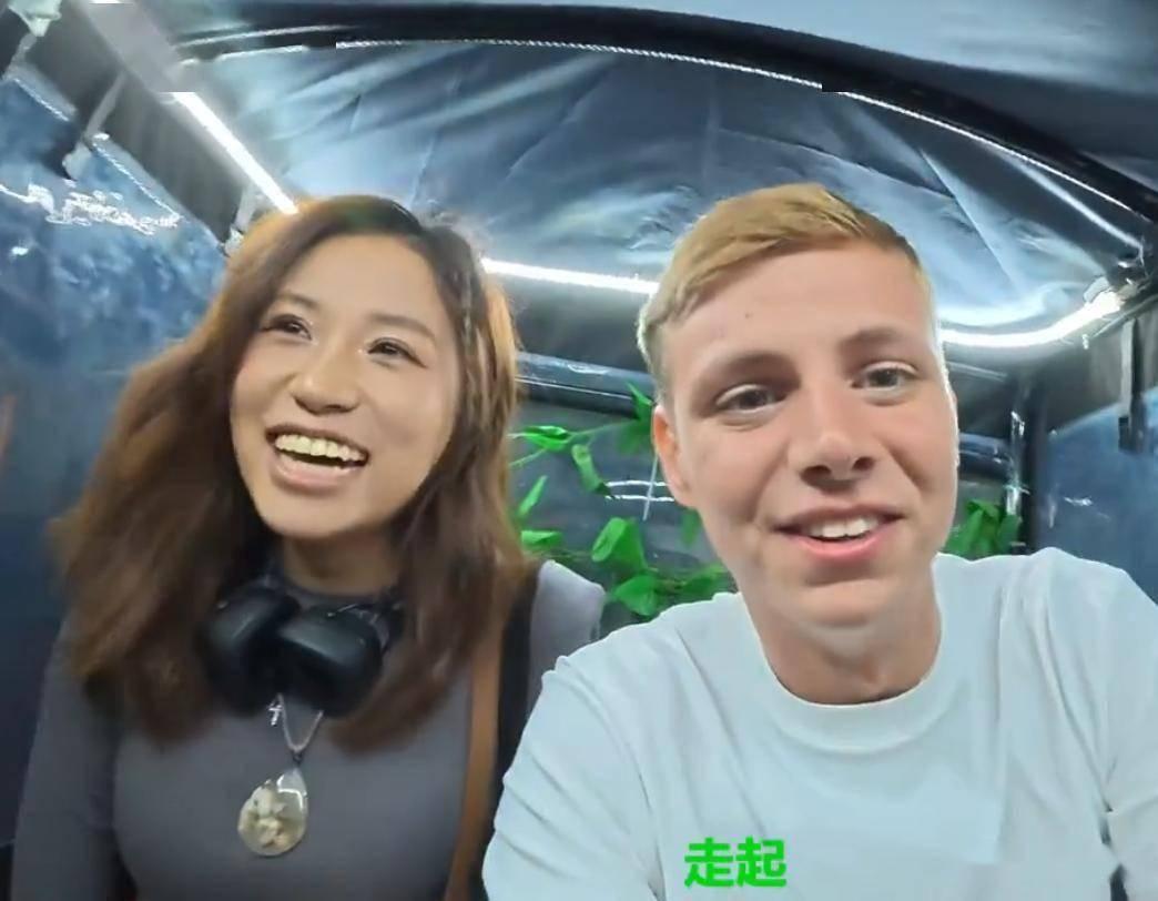 这世界真的不公平。
对国内男孩，30万彩礼都不一定能娶到女孩，别说碰了，摸一下都