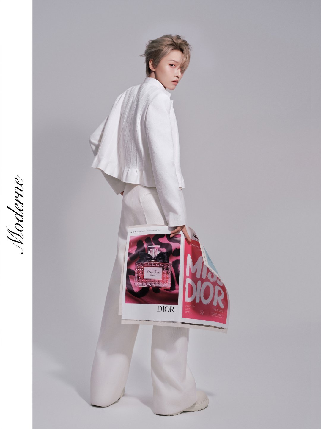 刘雨昕 × 《迪奥小姐展览：芳踪絮语》今晚 MISS DIOR 活动造型大片发布