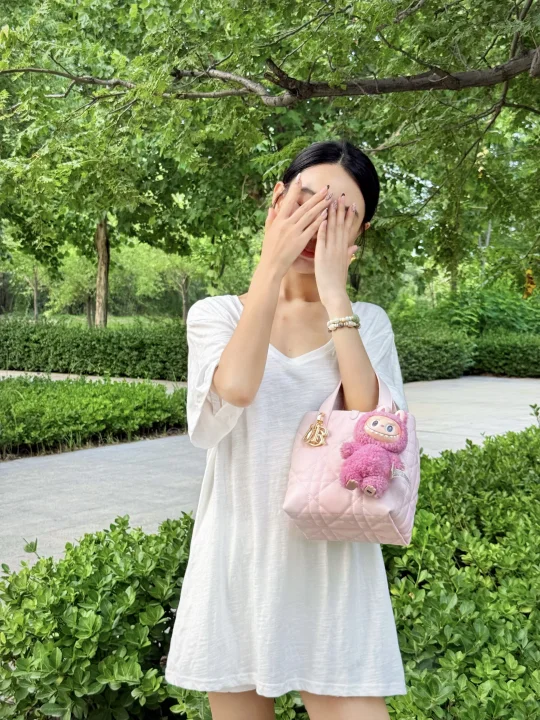 带着我的拉布布labubu逛公园