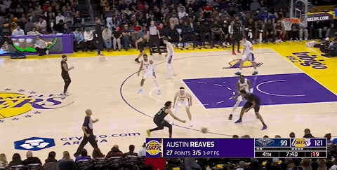 艾顿膝盖有点问题，防守奎因的时候顶了一下膝盖受伤了！主动要个暂停一瘸一拐下场！！