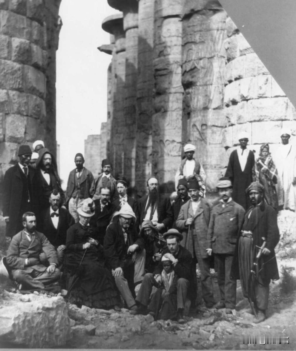 这张照片拍摄于 1878 年 1 月左右，地点是埃及卡尔纳克神庙（Karnak 