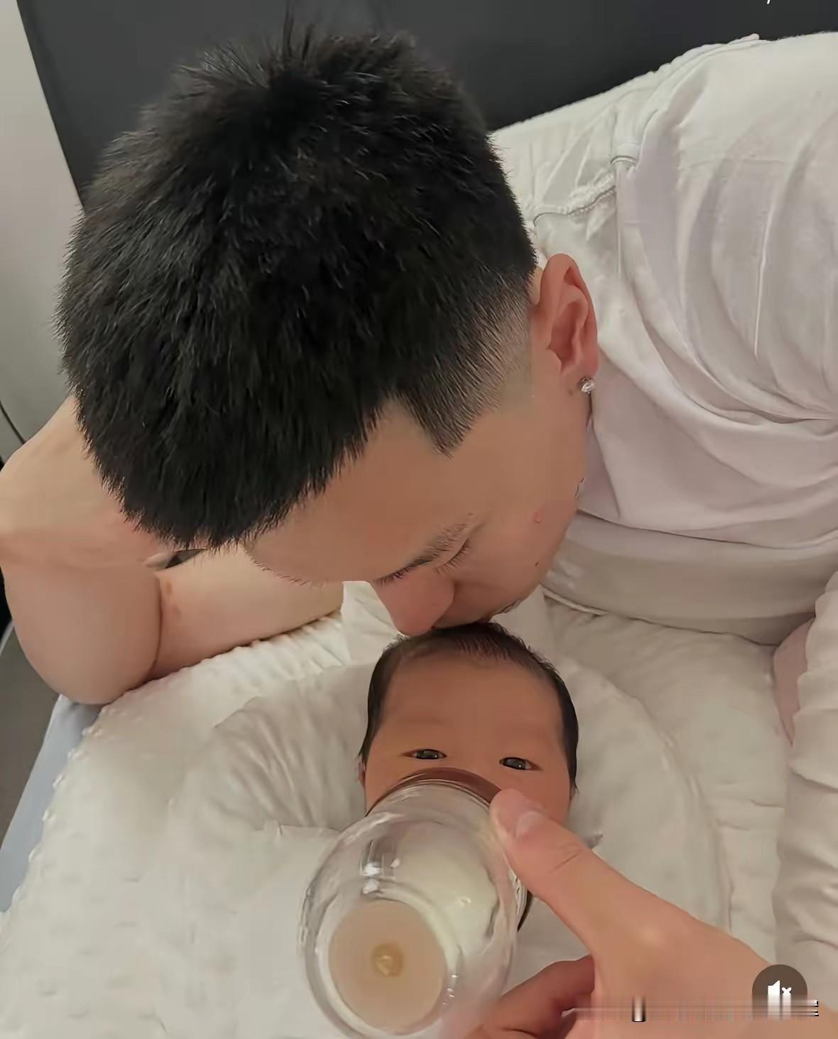 照片里，男篮硬汉李弘权俯身轻吻宝宝。
征战世预赛时，他错过了女儿降生，击败日本队