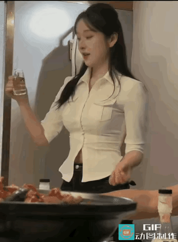 这小姐姐这也太猛了吧！一壶怎么也有三两吧！直接一下就干了！厉害！

就像喝水一样
