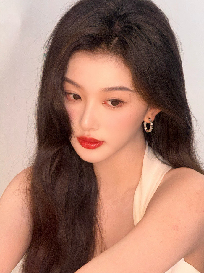 唐毅化的孔雪儿孔雪儿原生姐感妆自然原生妆容自带高级感，孔雪儿举手投足皆是优雅风情