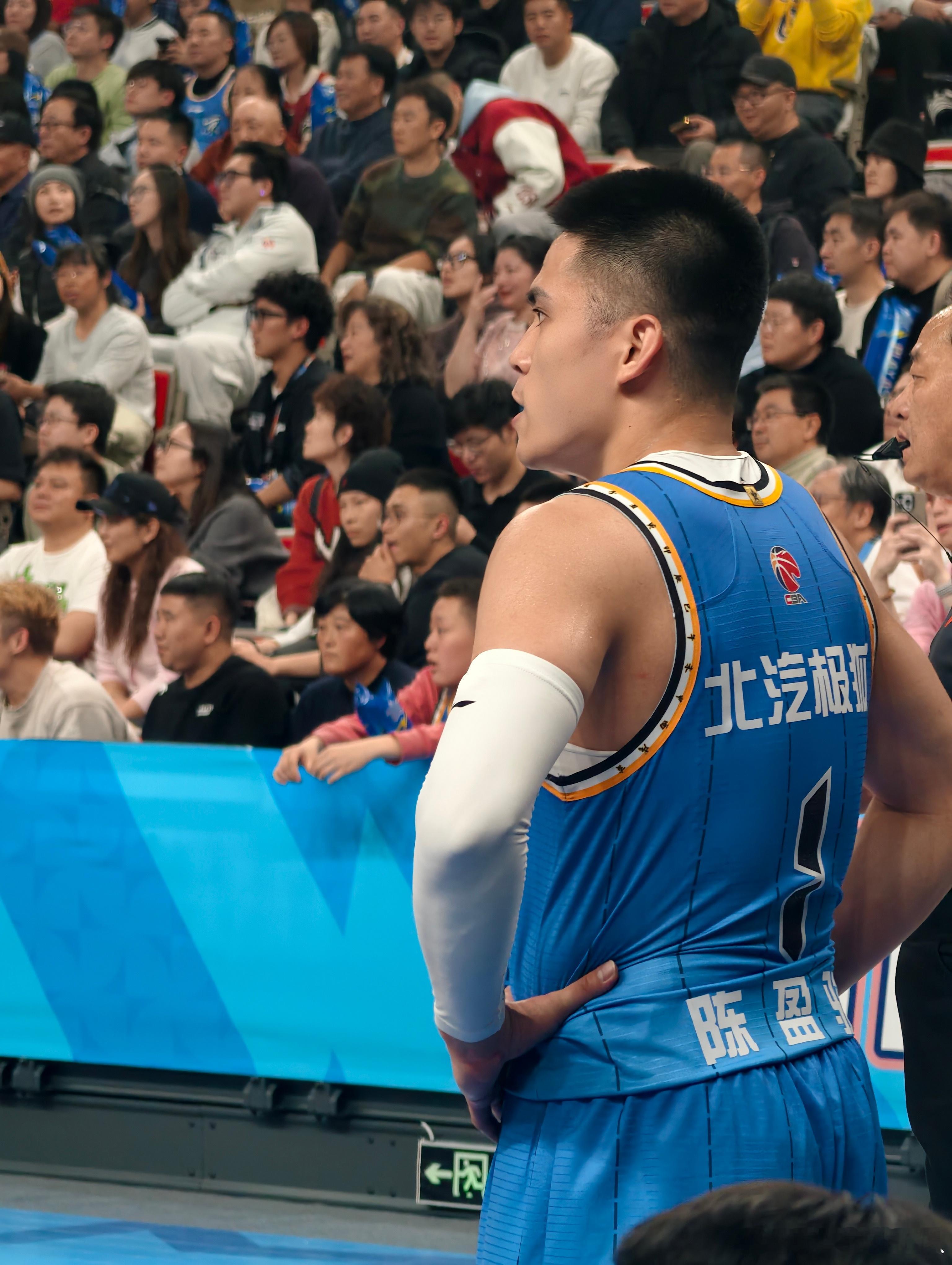 陈盈骏半场21分 投疯了！陈盈骏半场替补登场11分钟，8投7中、三分球6投5中拿