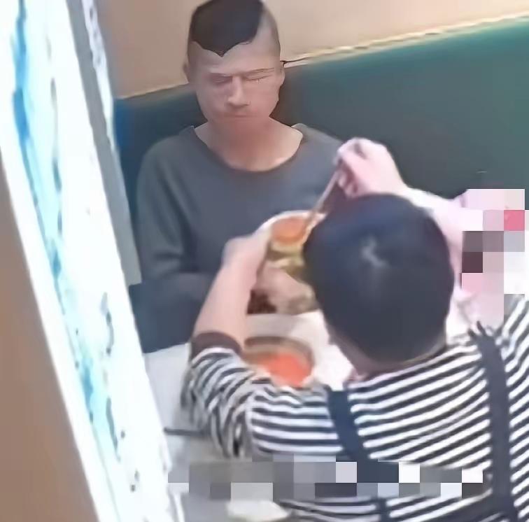 “人间自有温情在！”江苏宿迁一位脑瘫男子独自到面馆吃面，行动不便难以下筷，面馆老