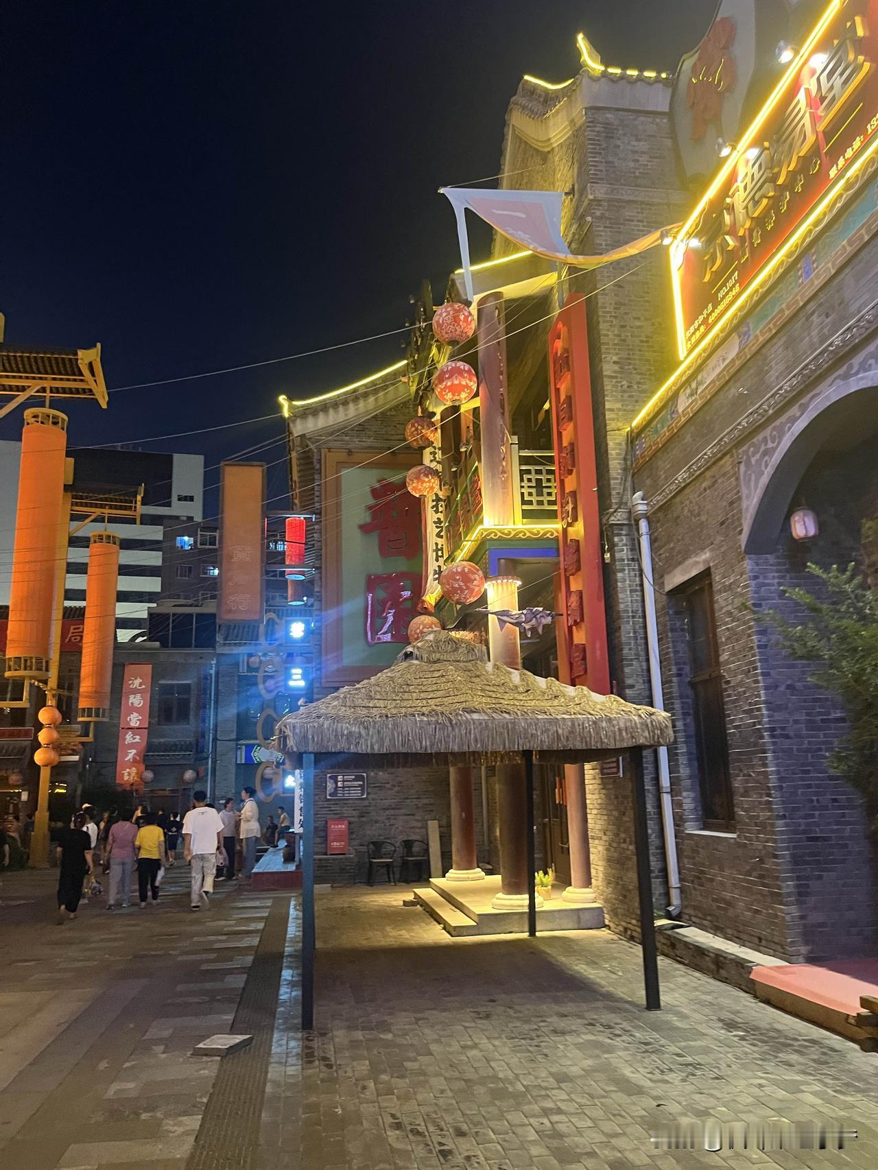 柔和的灯光里，讲述着曾经的故事。