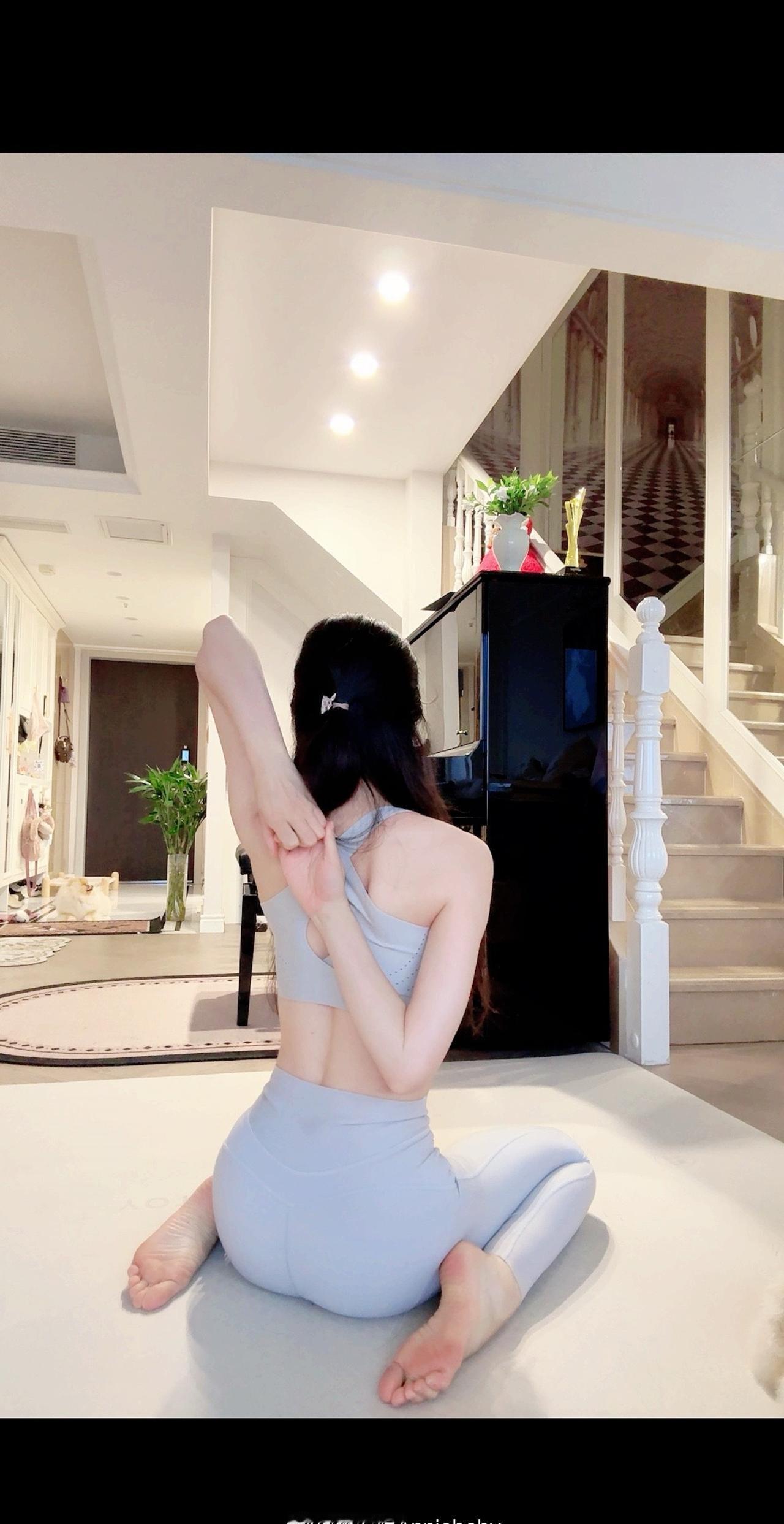 🎀｜🧘🏼‍♀️💕
柔软不等于松懈，松弛也不代表放弃精进🌿
在垫上，练力