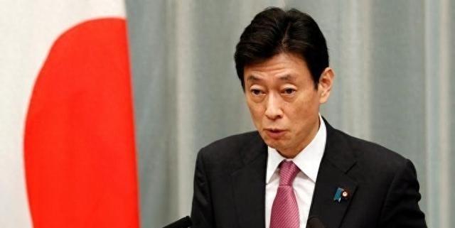 日本外交官最近发现一个诡异的规律：无论飞到哪个国家，带回来的都是同一种表情——礼