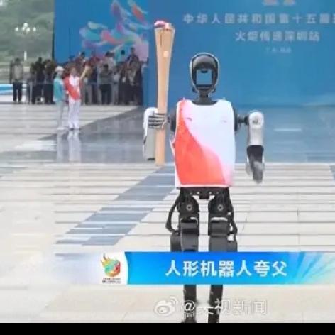 人工智能机器人参加全运会火炬传递，显得格格不入
发展体育运动，增强人民体质。让人