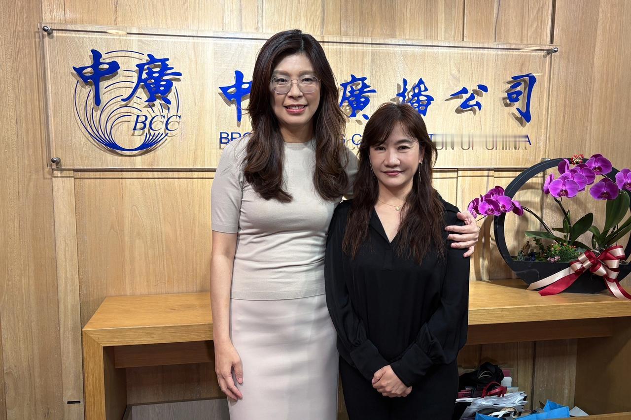 郑丽文坚持军购「3800亿＋N」　喊话蓝营：有压力就甩给我「我来扛」

梅花新闻