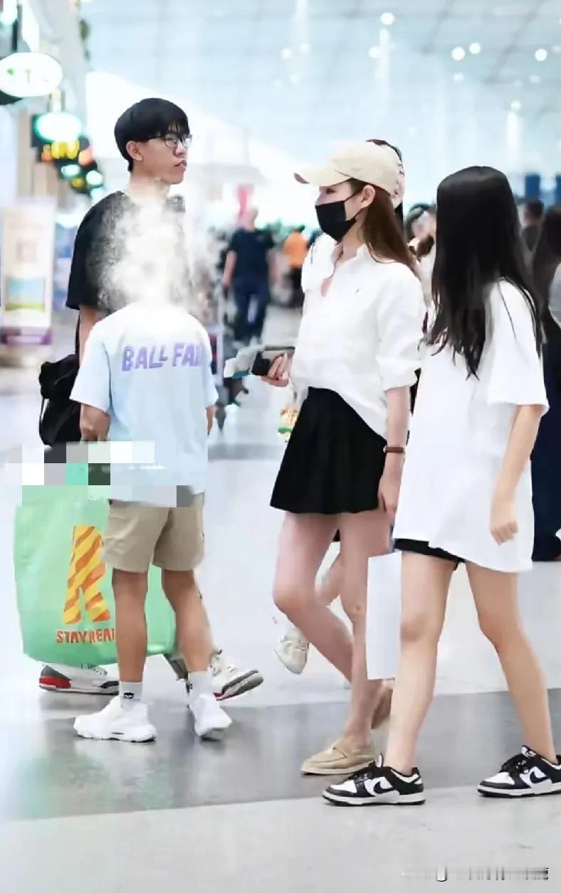 马筱梅带着玥儿和箖箖现身机场，应该是带着孩子们去哪里玩儿。

汪小菲不在身边，马