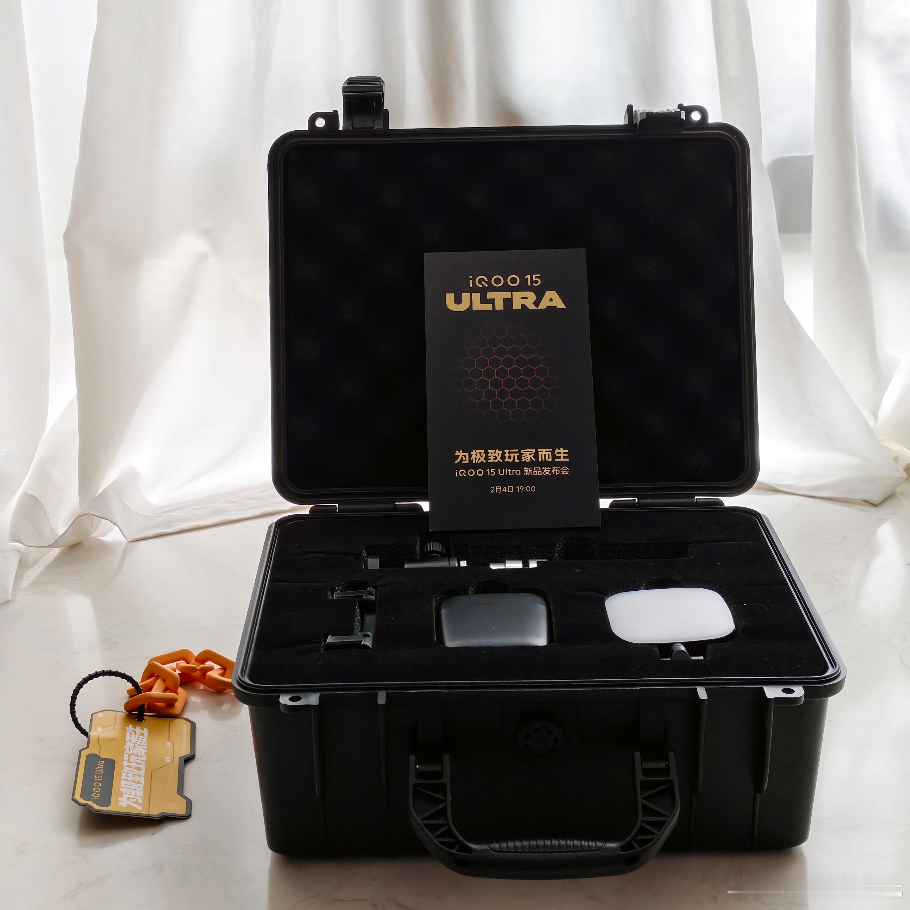 iQOO 15 Ultra邀请函到了！里面是直播三件套：手机支架、补光灯、无线麦
