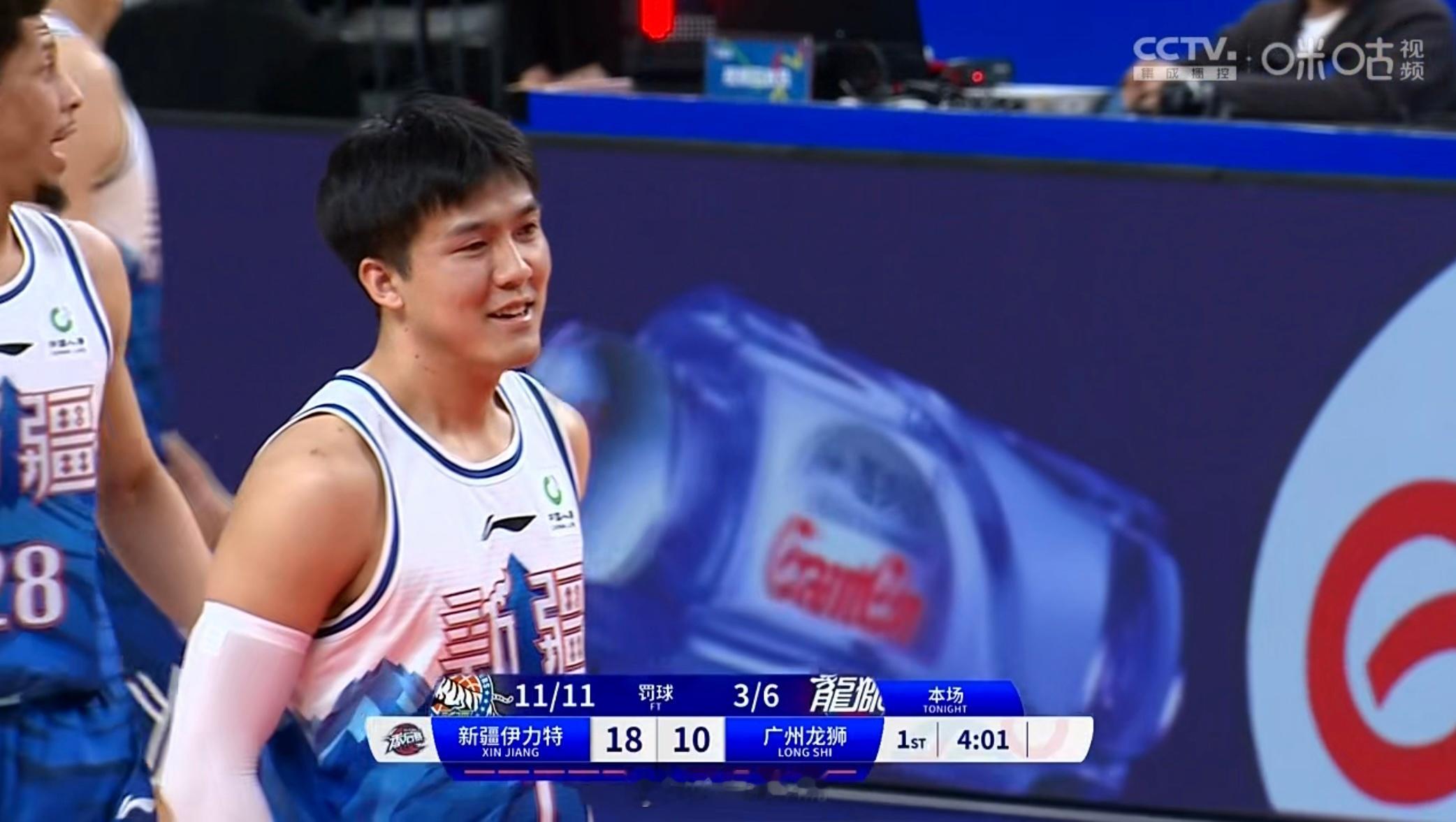 Rocky 罚完一个篮一直在笑，我大胆一猜，是底线家属席的睿又喊了啥[笑cry]