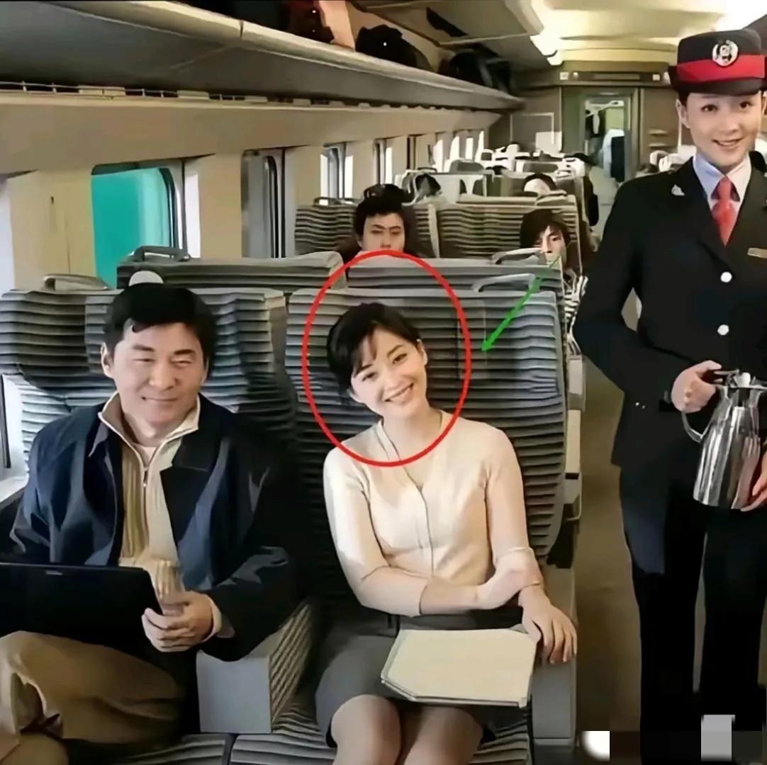 画面中的梅婷龙眉凤目，玉笑珠香，温婉如莲；一旁的陈建斌衣着土气，浓眉小眼，村范儿