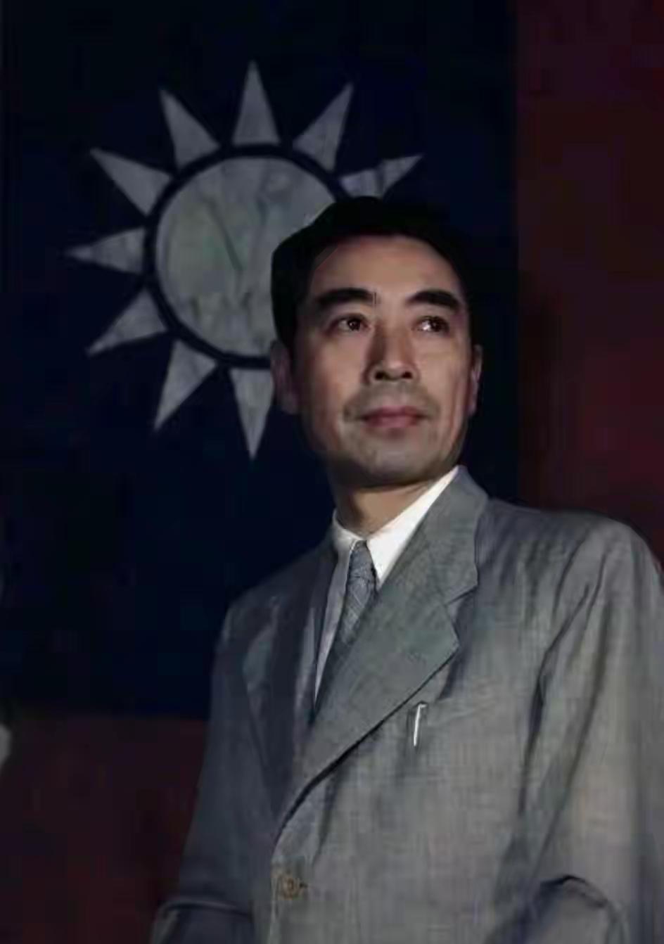 惊艳！周总理珍贵西装彩照高清重现！一身剪裁得体的西装，身姿挺拔、神采奕奕，俊朗中