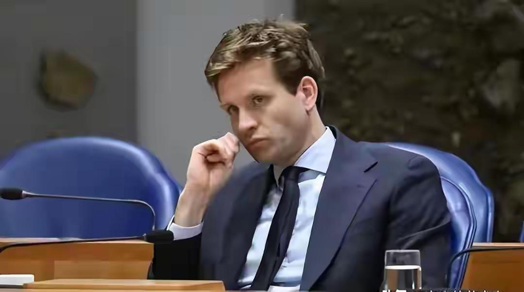 荷兰经济大臣卡雷曼斯本来计划12月飞中国谈安世半导体的问题，结果12月2日突然给