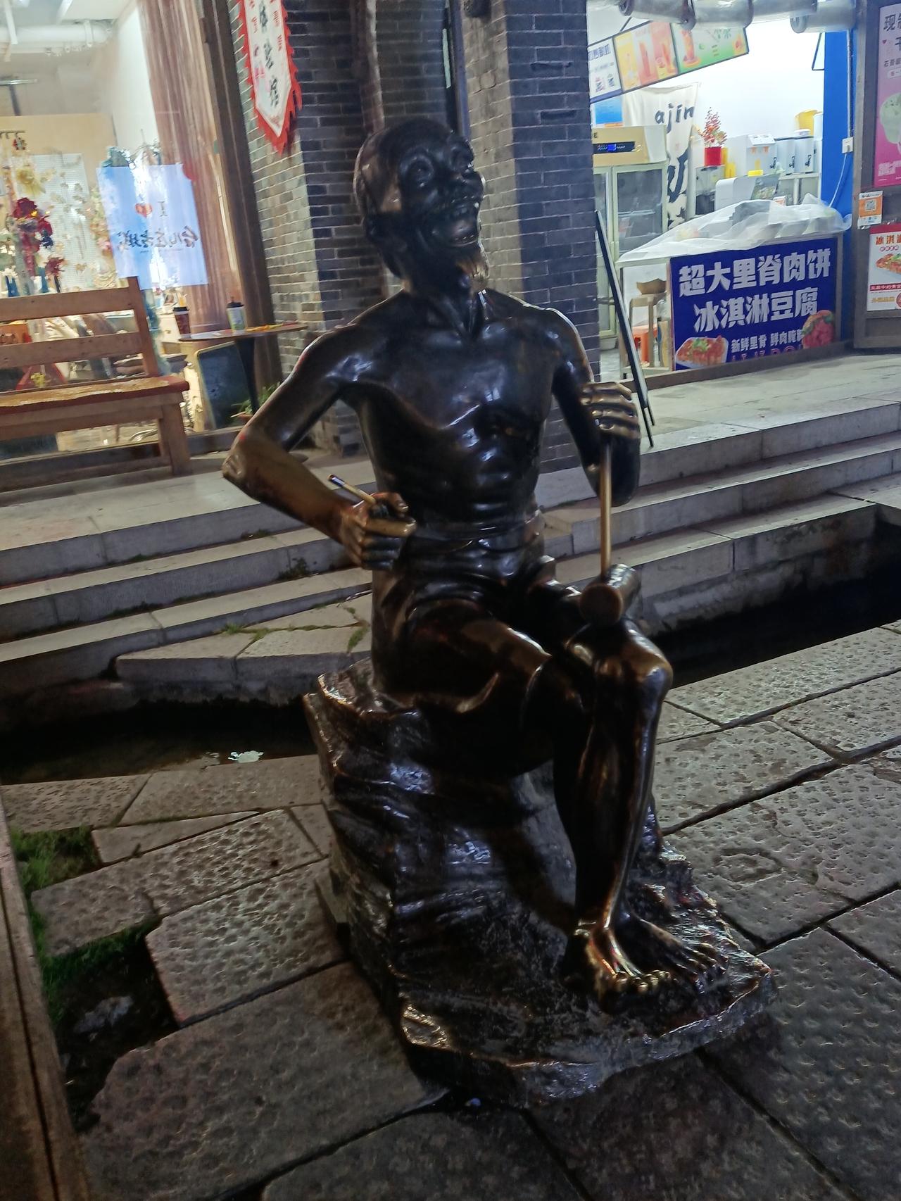 这里有一句话“你扯二胡杆杆”。这个“二胡杆杆”真的是被人扯掉了！图片来源：老山兰