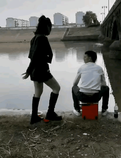对面的哥们被吓得不轻[捂脸]