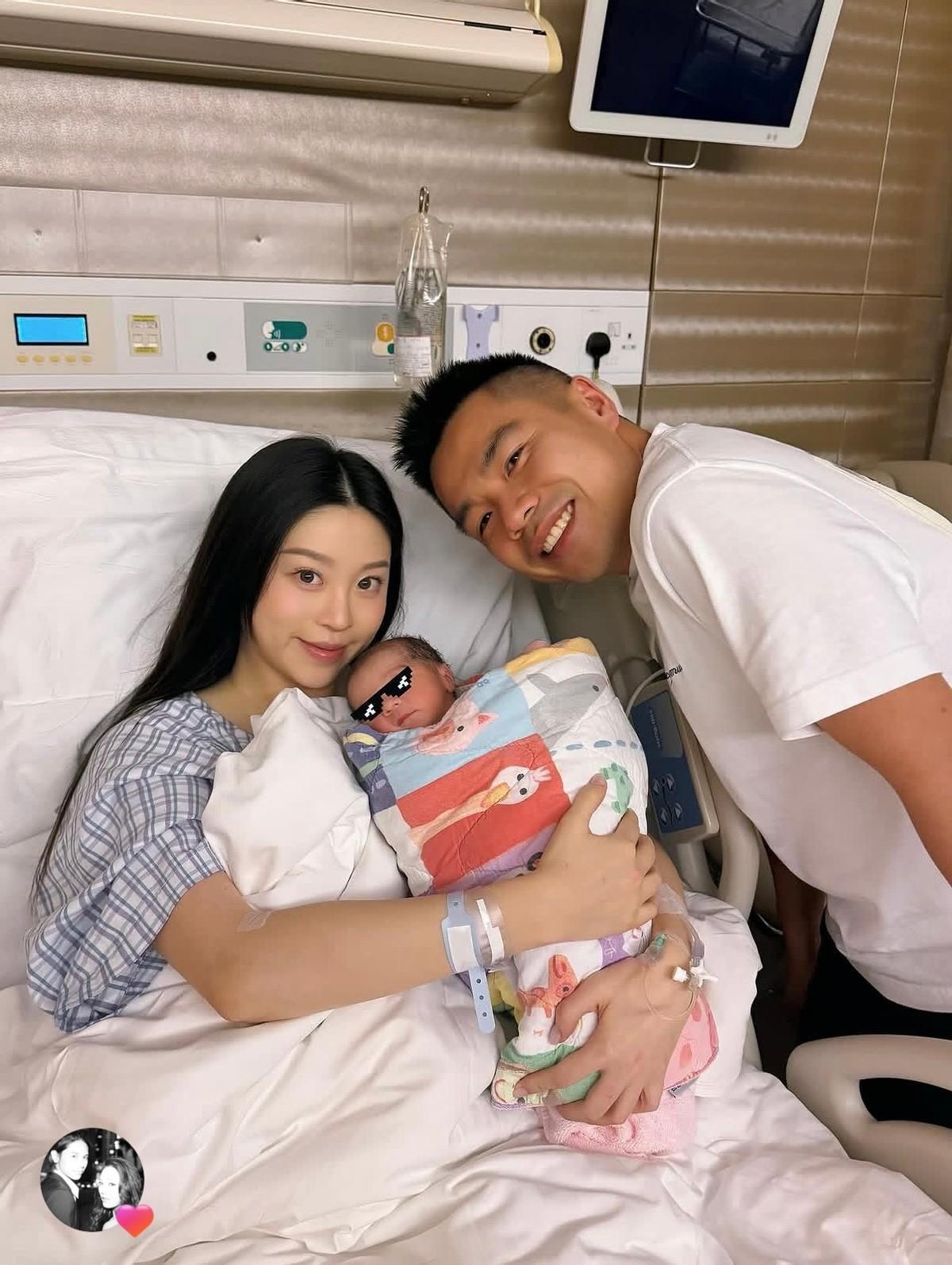 江钰琪晒二胎照，一家三口首度同框，长子没在照片里。
这不是疏忽。三年抱两，全是男