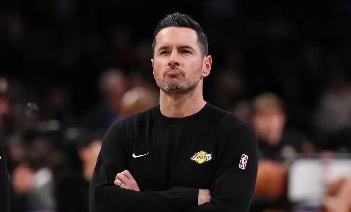 雷迪克真的该下课了，这昏招直接断送了詹姆斯全场的努力，明知道如今独行侠的箭头人物