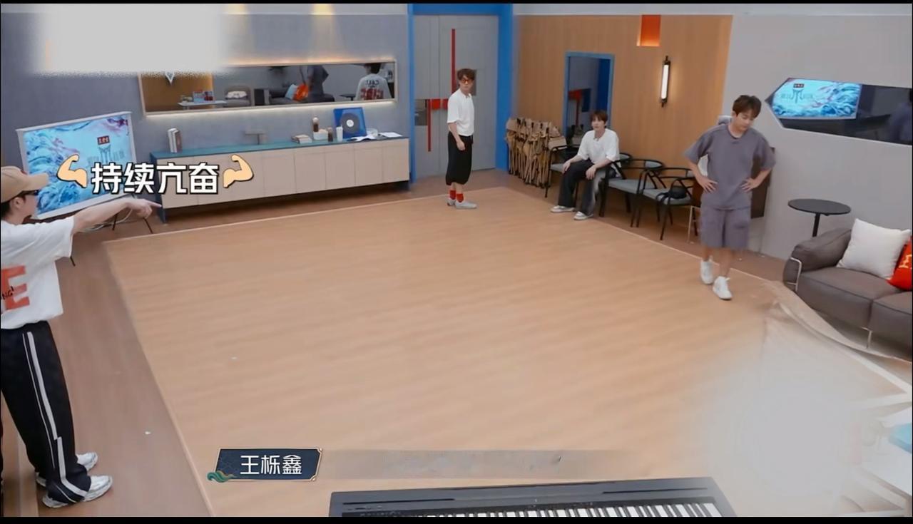 披哥5王栎鑫与苏醒吵架了！
哈哈，哥几个好是真好，吵也是真吵。
快乐老咖因为排练