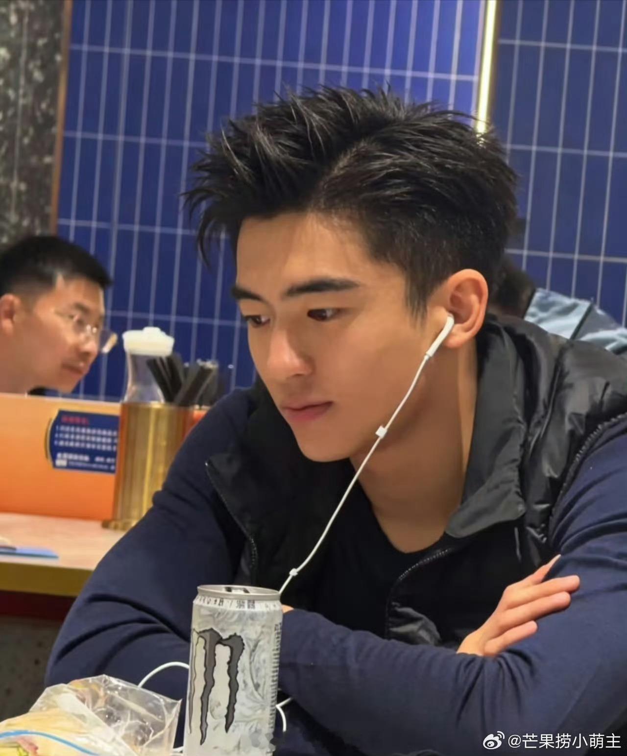 Lucas翻版谢霆锋网友给Lucas换发型Lucas翻版爸爸 