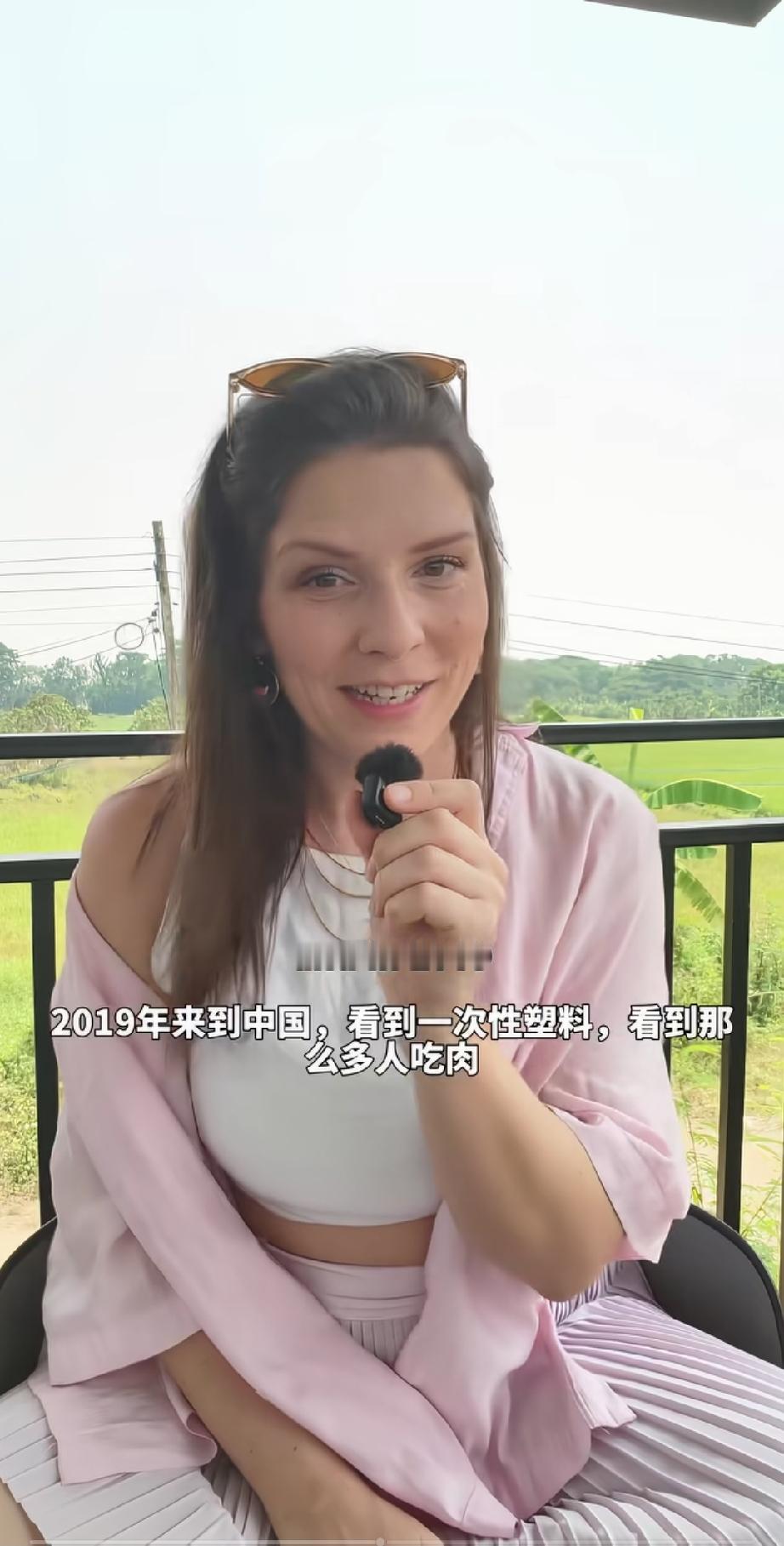 一位澳洲美女说自己是一位深受素食主义、环保主义影响的人，为此她还吃过很长一段时间