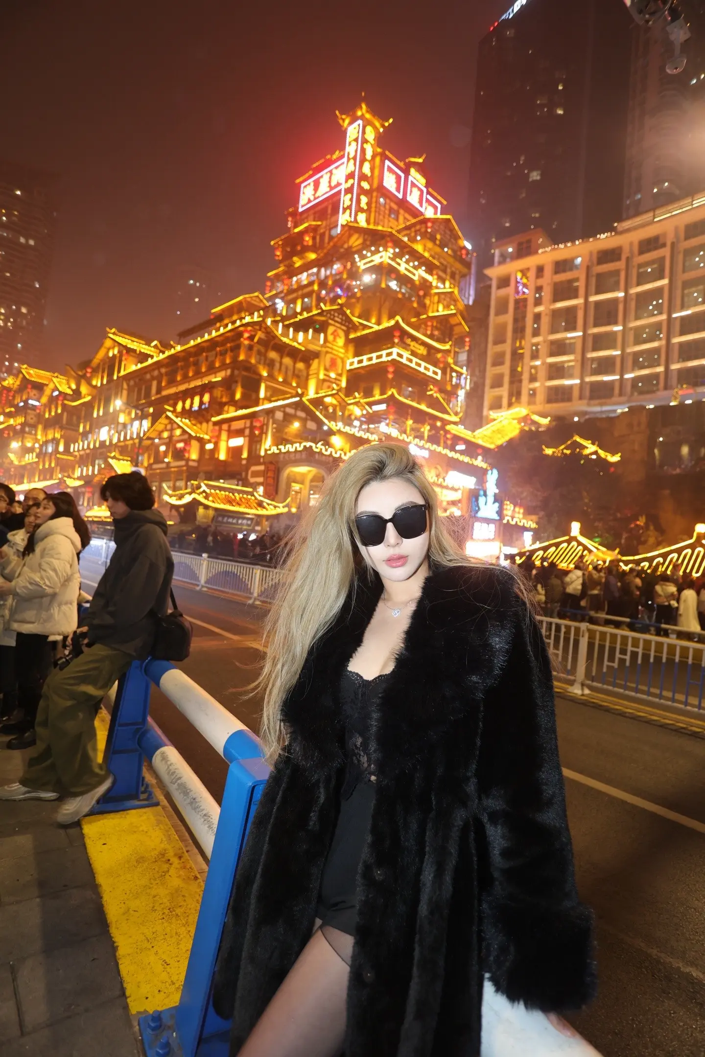 有事记得给哥打电话 小事不想帮 大事帮不了 但是有事记得给哥打电话