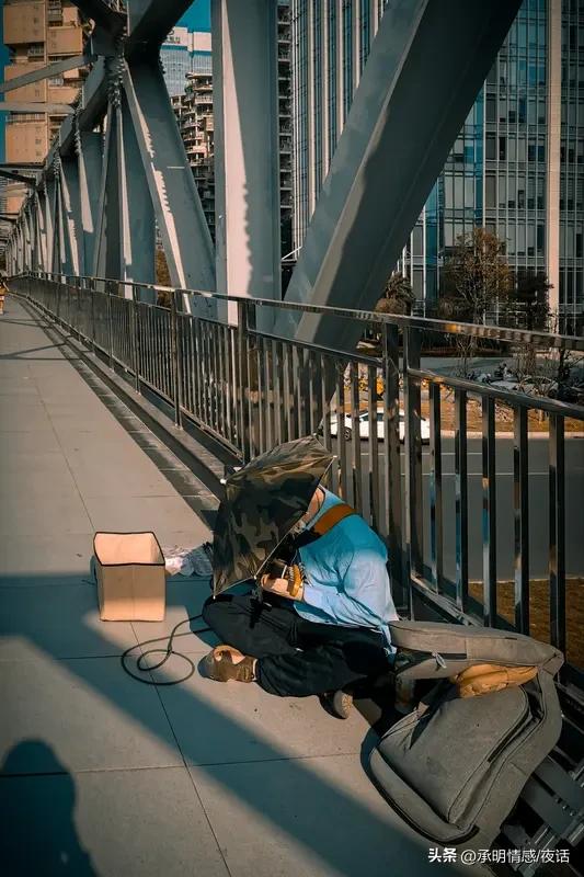 大家都怕鬼，却不知道世上最吓人的不是那虚无的鬼。
穷日子容易让人杂念丛生，杂念多