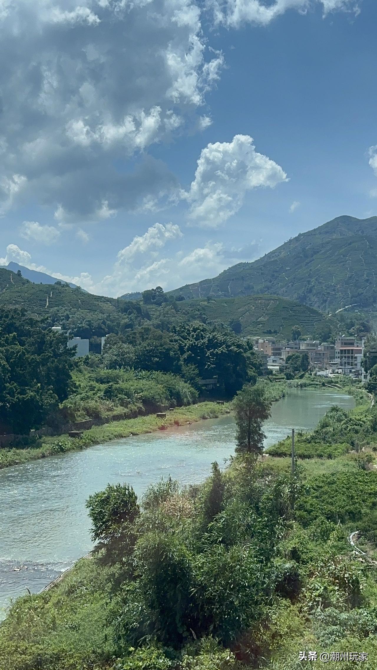 上次去凤凰大山深处游玩，那自然山水美景简直绝了！刚进山，一条清澈见底的小溪就映入