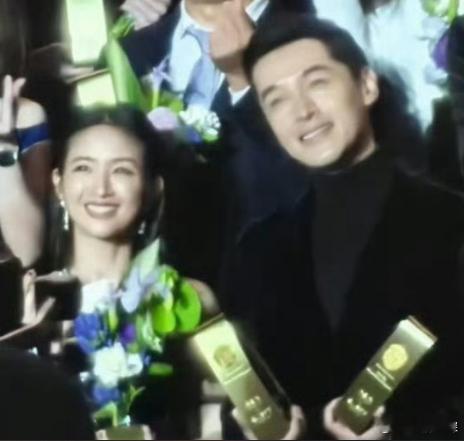 #林依晨胡歌同框#林依晨胡歌同框合影，恭喜两位分别获亚洲内容大赏视帝/视后，顶峰