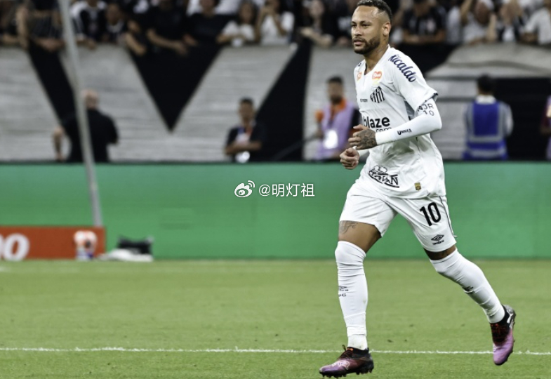在接受Varanda Gourmet频道采访时，桑托斯攻击手内马尔表示，自己热爱