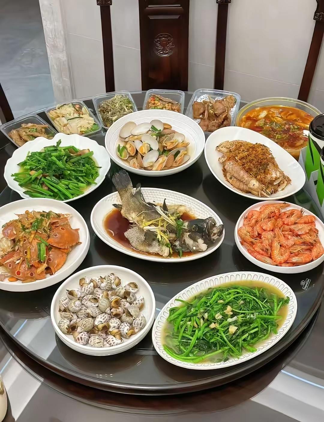 薑葱花蟹。清蒸海鲈，白灼花螺（辣），生炒菜心，上汤蕹菜，青口，白灼虾，椒盐濑尿虾