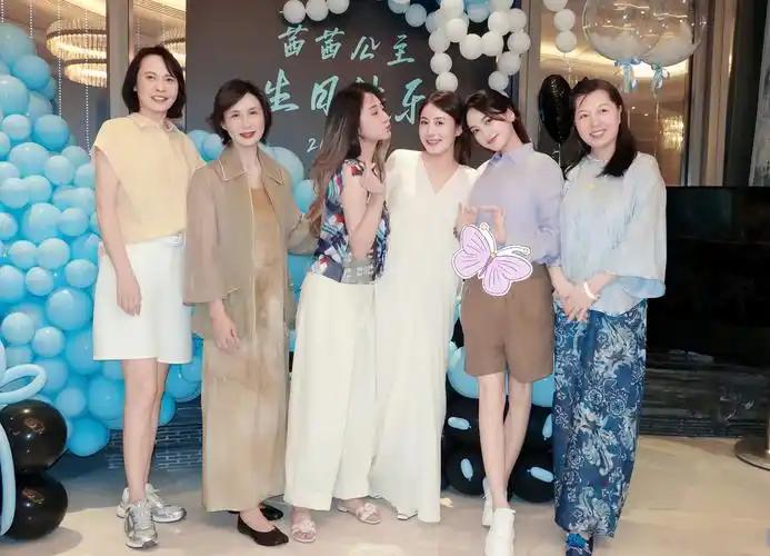 娱乐圈女星集体扎堆香港生娃，原来藏着诸多门道。

杨幂在内地工作繁忙，生小糯米却