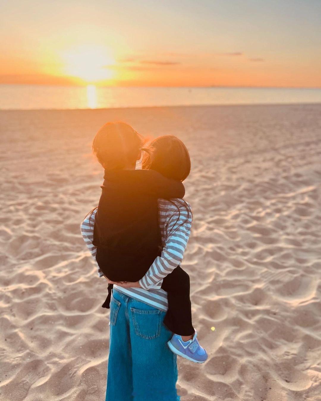 #周杰伦大女儿背妹妹##周杰伦晒带娃照#小女儿也这么大，长得好快 ​​​