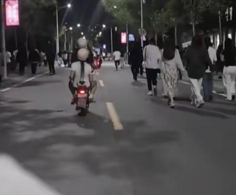 女子好心骑电车捎同事下班，出事故后却被同事给起诉，并且还被索赔近19万！
这事发