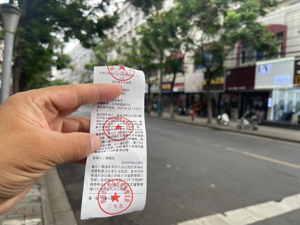 这么宽的马路不让停车，就这几个停车位还收费。老城区要留有适当的公共免费停车位，罚